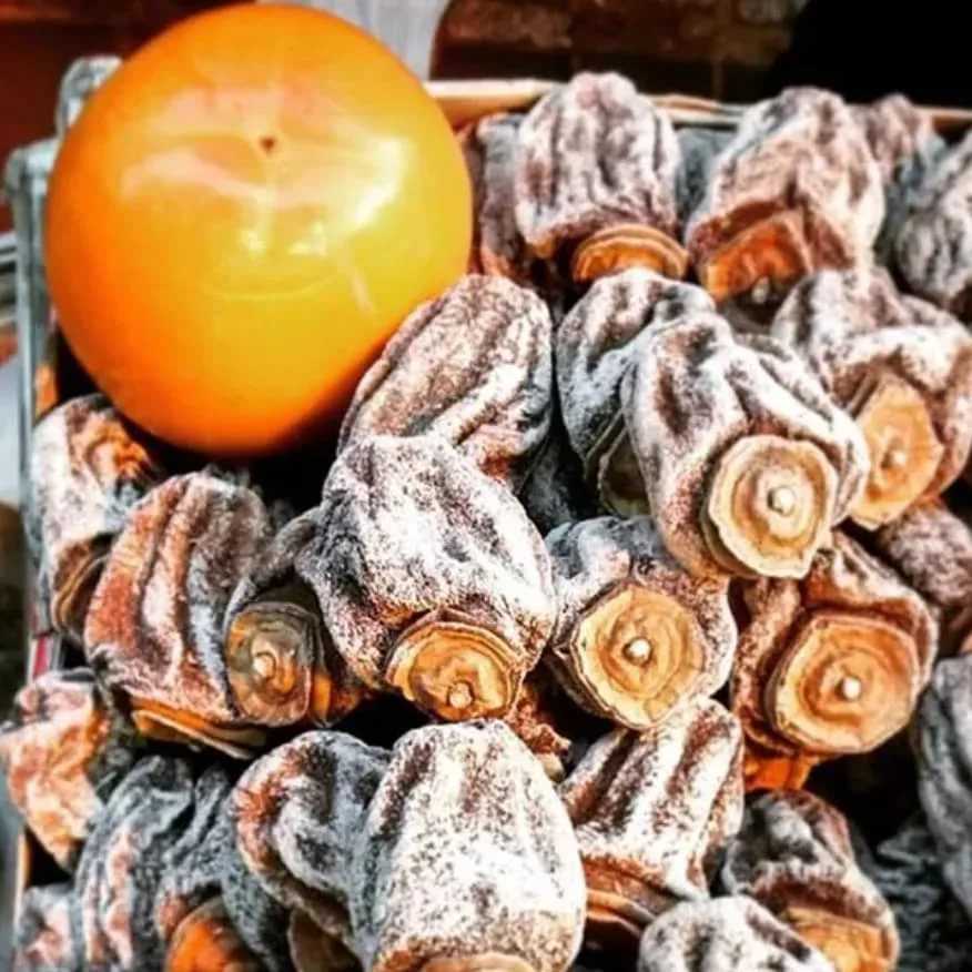 Из хурмы делают вкусную сладость — сухофрукт Сушить плоды принято целиком В статье собрано несколько классических и современных рецептов