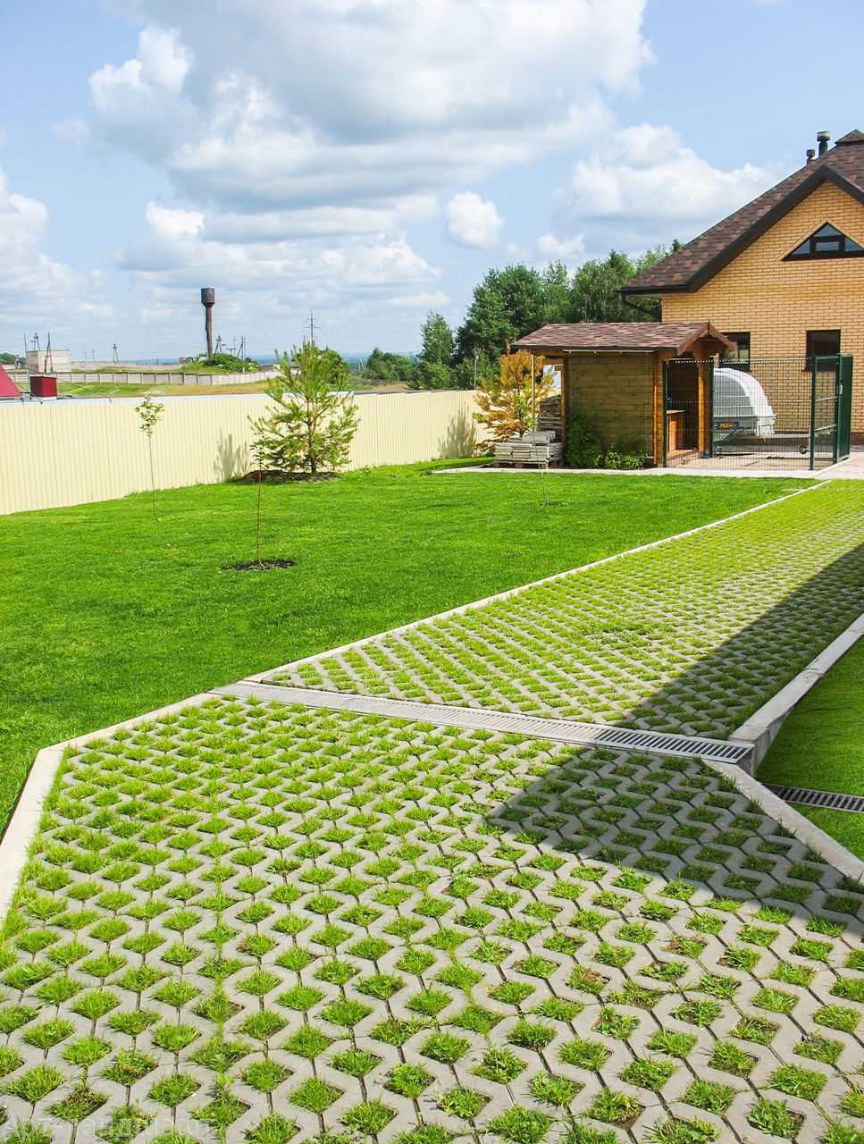 Тротуарная плитка с отверстиями для травы:преимущества;виды;применение и монтаж газонной решетки
