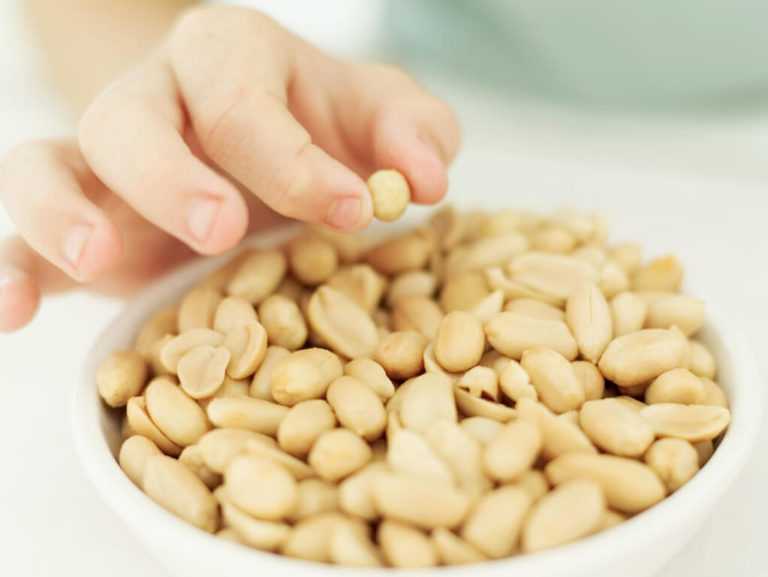 Польза и вред арахиса для организма человека: какие витамины, свойства и противопоказания, опасен ли сырой земляной орех для здоровья женщин, мужчин – чем и почему?