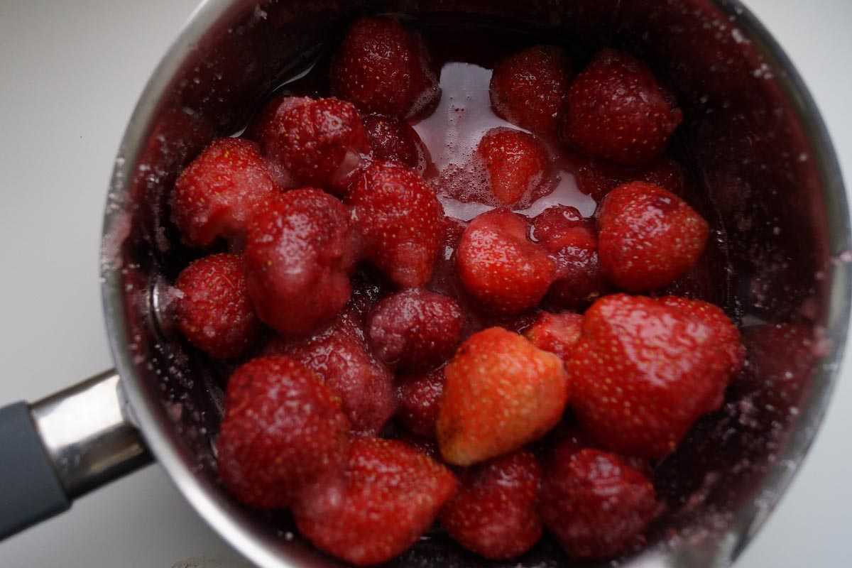 Варенье из клубники с целыми ягодами — густая заготовка на зиму